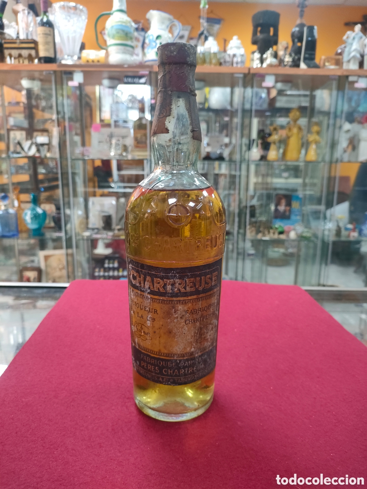 Coleccionismo de vinos y licores: Chartreuse, botella antigua con precinto de 1.60 pesetas.
