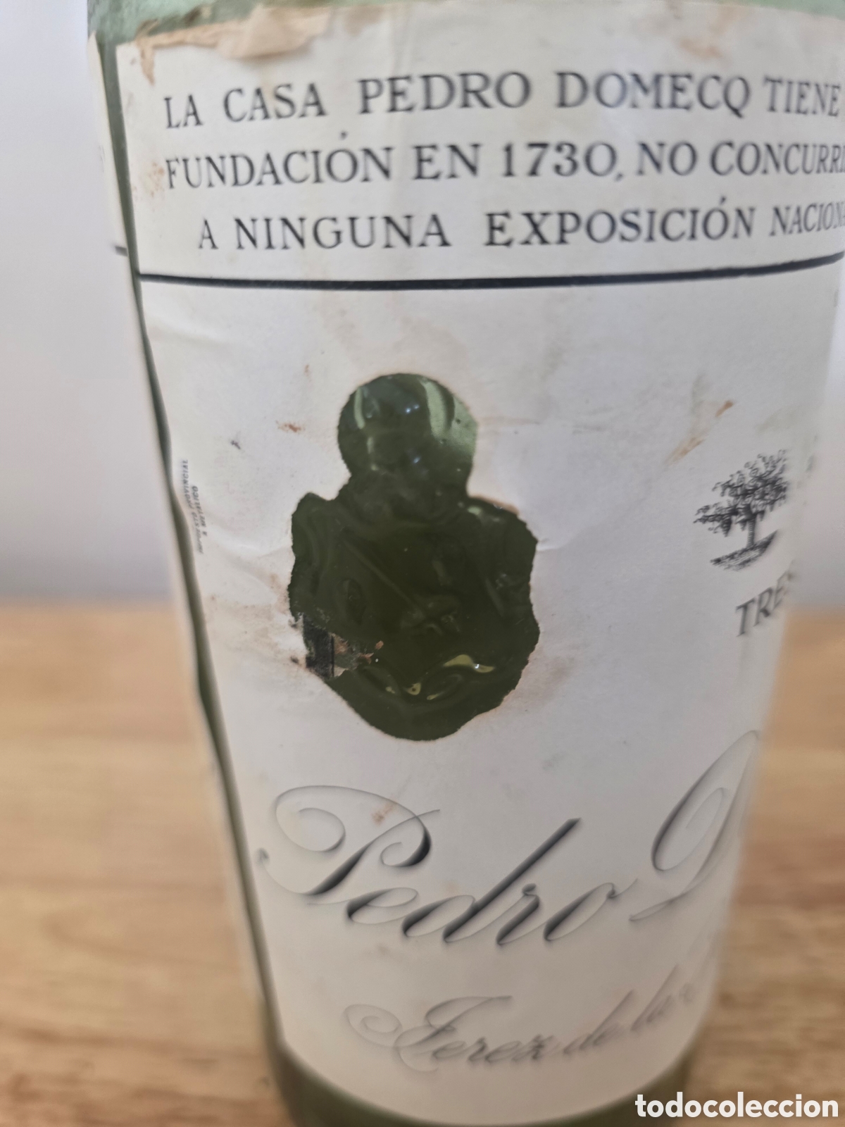 Coleccionismo de vinos y licores: Antigua botella Pedro Domecq Tres Cepas Jerez con precinto fiscal y relieve &ndash; a&ntilde;os 50-70