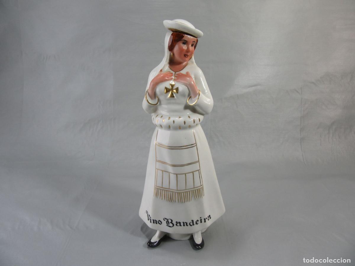 Coleccionismo de vinos y licores: Botella de Vino Bandeira. Porcelana Santa Clara Vigo. &Aacute;lvarez. Completa con tap&oacute;n.