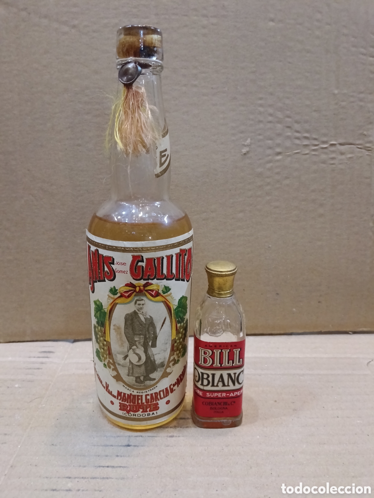 Coleccionismo de vinos y licores: Botella de an&iacute;s gallito rete y botellita de licor italiano