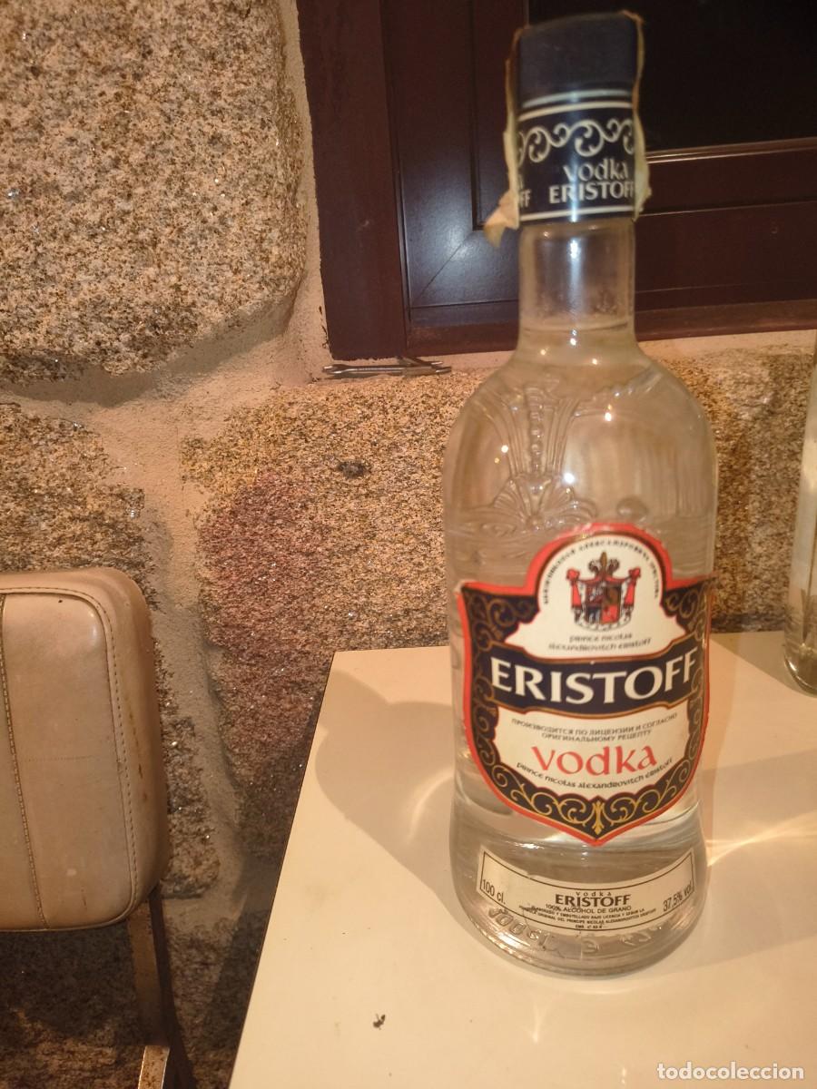 Coleccionismo de vinos y licores: Botella de vodka de 1l a&ntilde;os 80 con precinto intacto