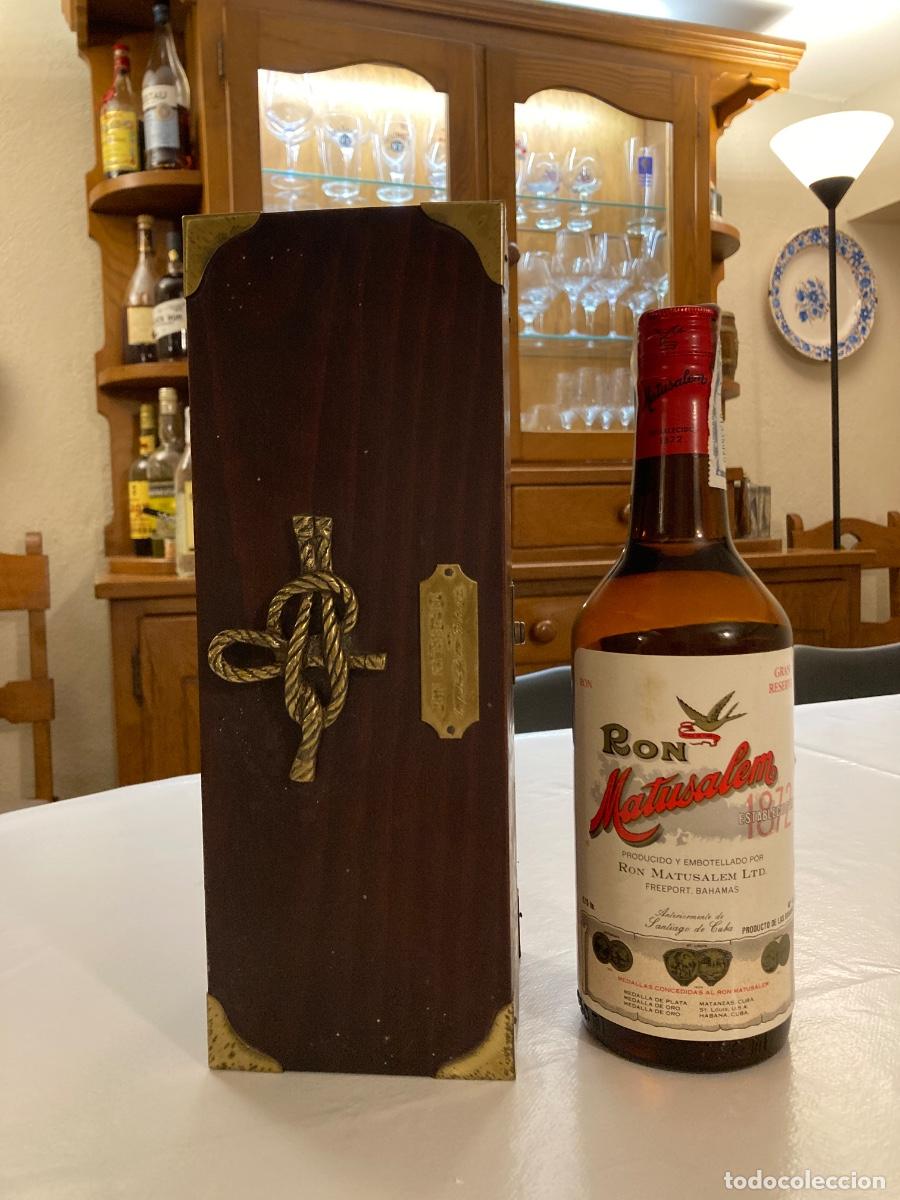 Coleccionismo de vinos y licores: Antigua botella Ron Matusalem Gran Reserva, caja de lujo, madera, metal y cerradura. Leos. Bahamas