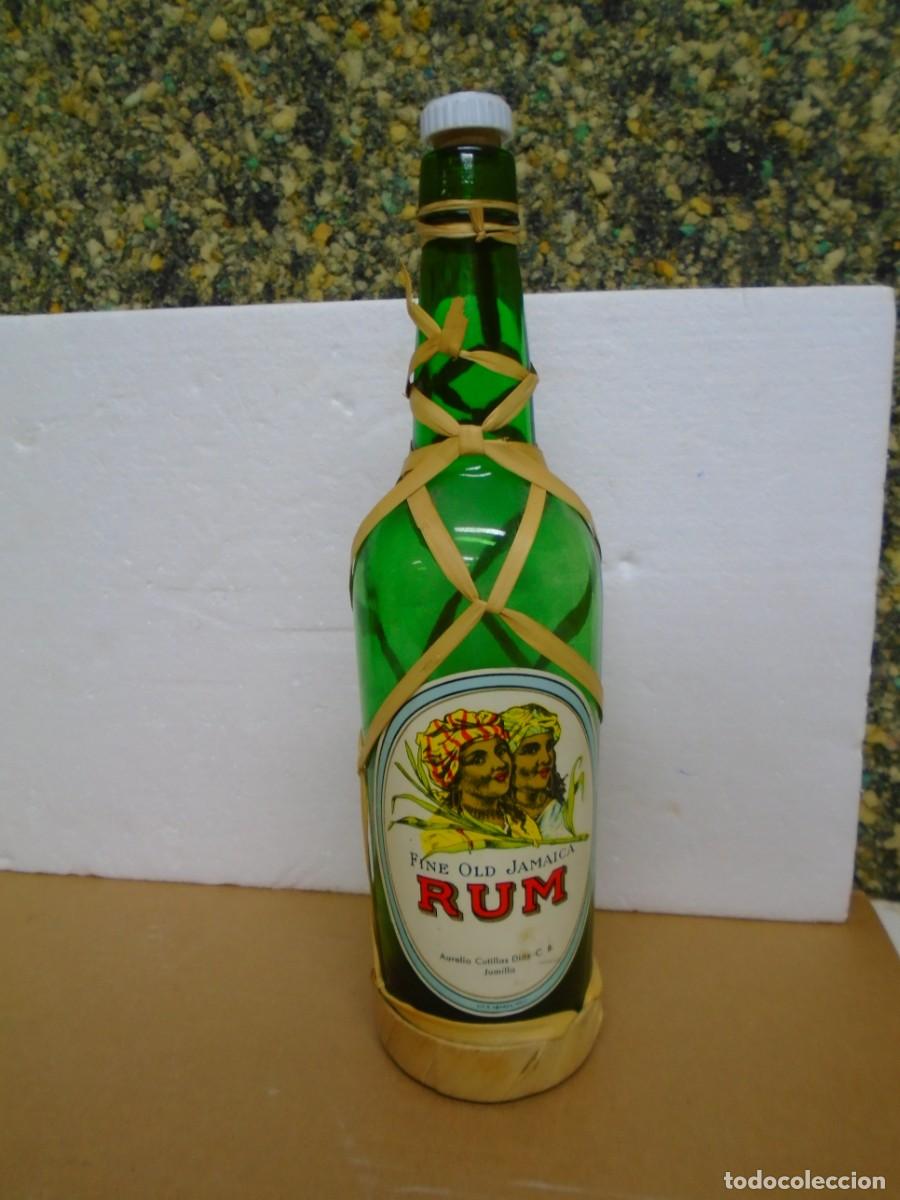 Coleccionismo de vinos y licores: JUMILLA(MURCIA)ANTIGUA BOTELLA DE RON DE DESTILERIAS AURELIO CUTILLAS,VACIA.