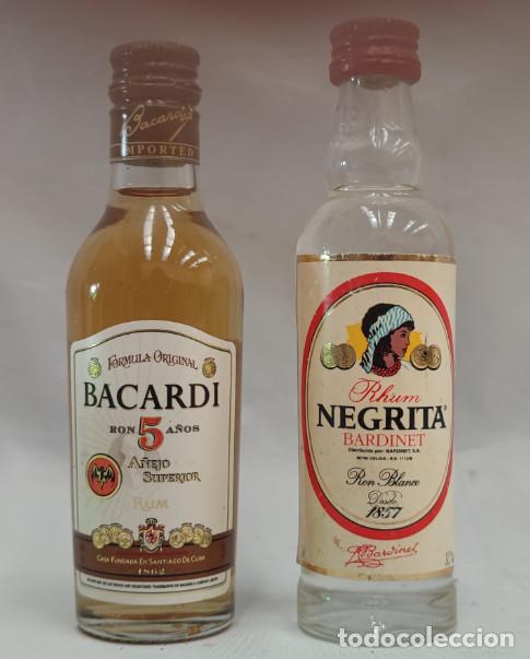 Coleccionismo de vinos y licores: JUEGO DE 2 BOTELLAS PEQUE&Ntilde;AS DE RON BACARDI A&Ntilde;EJO SUPERIOR 5 A&Ntilde;OS Y NEGRITA, CRISTAL LLENAS