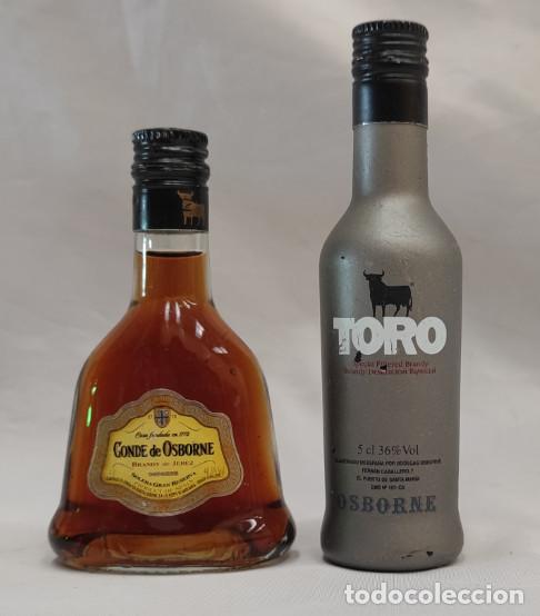 Coleccionismo de vinos y licores: JUEGO DE 2 BOTELLINES DE BRANDY TORO Y CONDE DE OSBORNE, CRISTAL LLENAS
