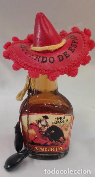 Coleccionismo de vinos y licores: BOTELLIN DE SANGRIA CON SOMBRERO Y CASTA&Ntilde;UELAS, CRISTAL LLENA