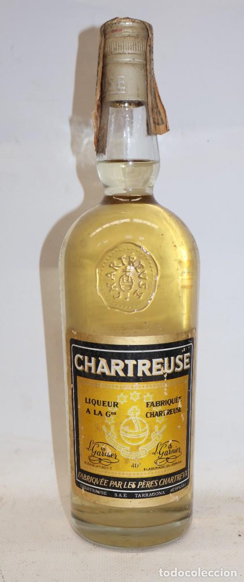 Coleccionismo de vinos y licores: BOTELLA DE CHARTREUSE AMARILLO SIN ABRIR Y CON PRECINTO DE 8 PESETAS. FINALES DE LOS A&Ntilde;OS 70