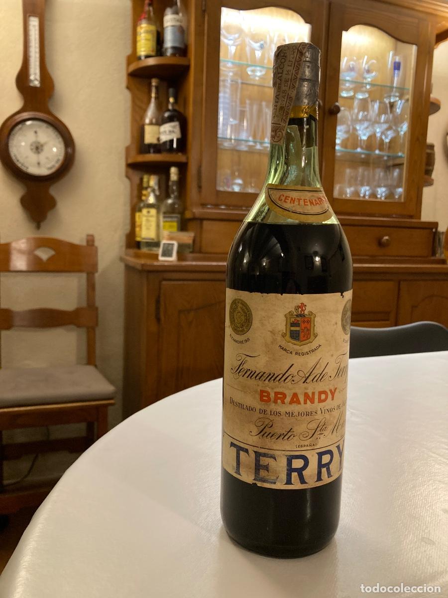 Coleccionismo de vinos y licores: Antigua botella brandy Terry, 100 cl., tap&oacute;n corcho, plomo, a&ntilde;o 1965, timbre 80 c&eacute;ntimos