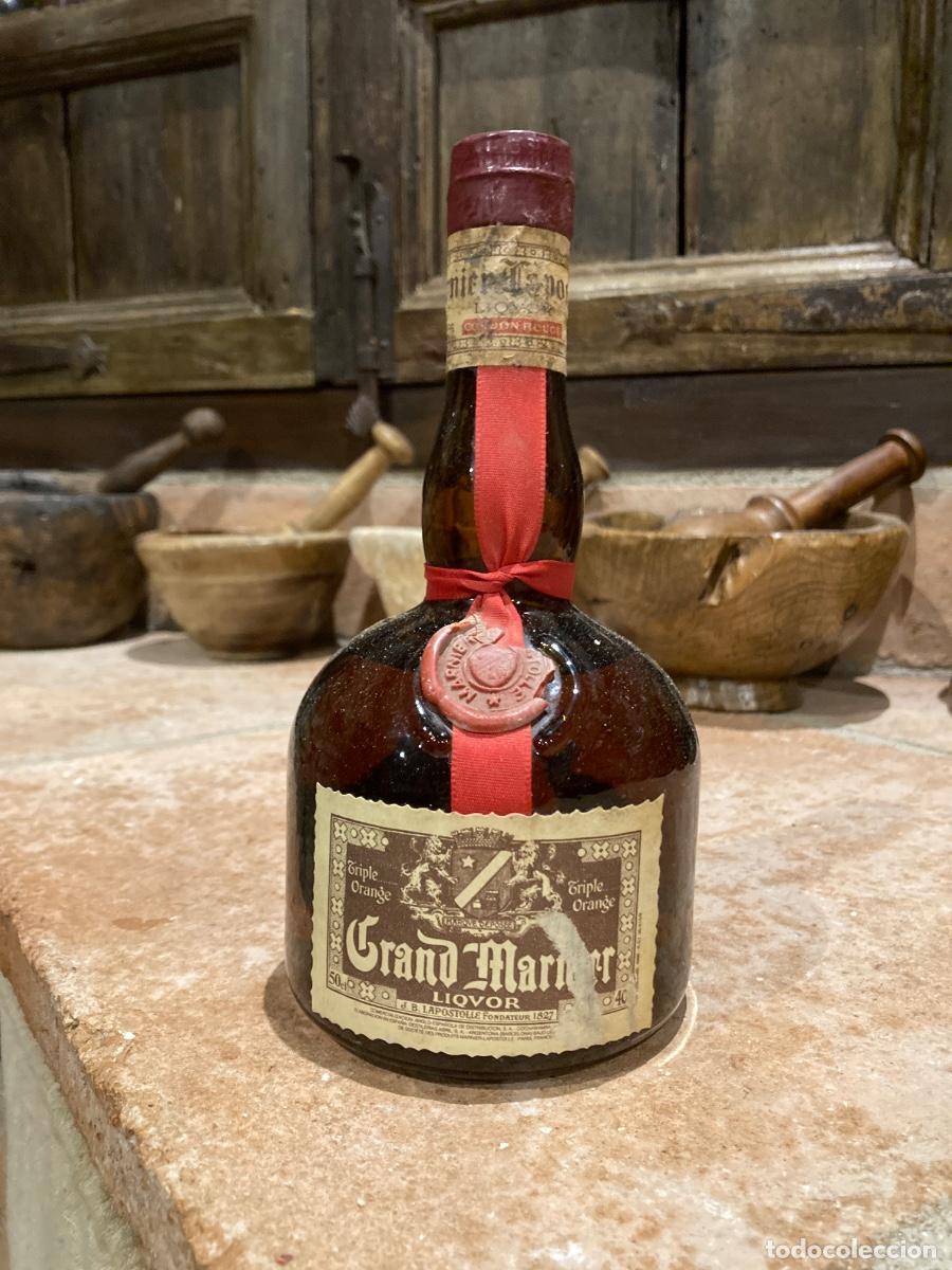 Coleccionismo de vinos y licores: Antigua botella Grand Marnier, cinta roja, 50cl., precinto intacto y en buen estado de conservaci&oacute;n