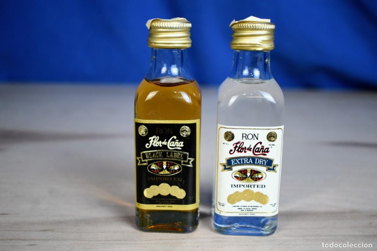 Coleccionismo de vinos y licores: Lote de dos botellines de ron Flor de ca&ntilde;a Black Label y Extra Dry a&ntilde;os 80