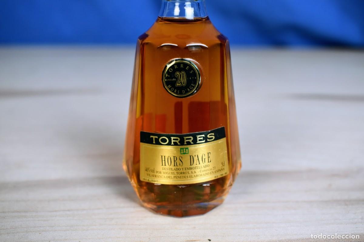 Coleccionismo de vinos y licores: Botellin Brandy Torres 20 Hors D&acute;Age - Foto 2