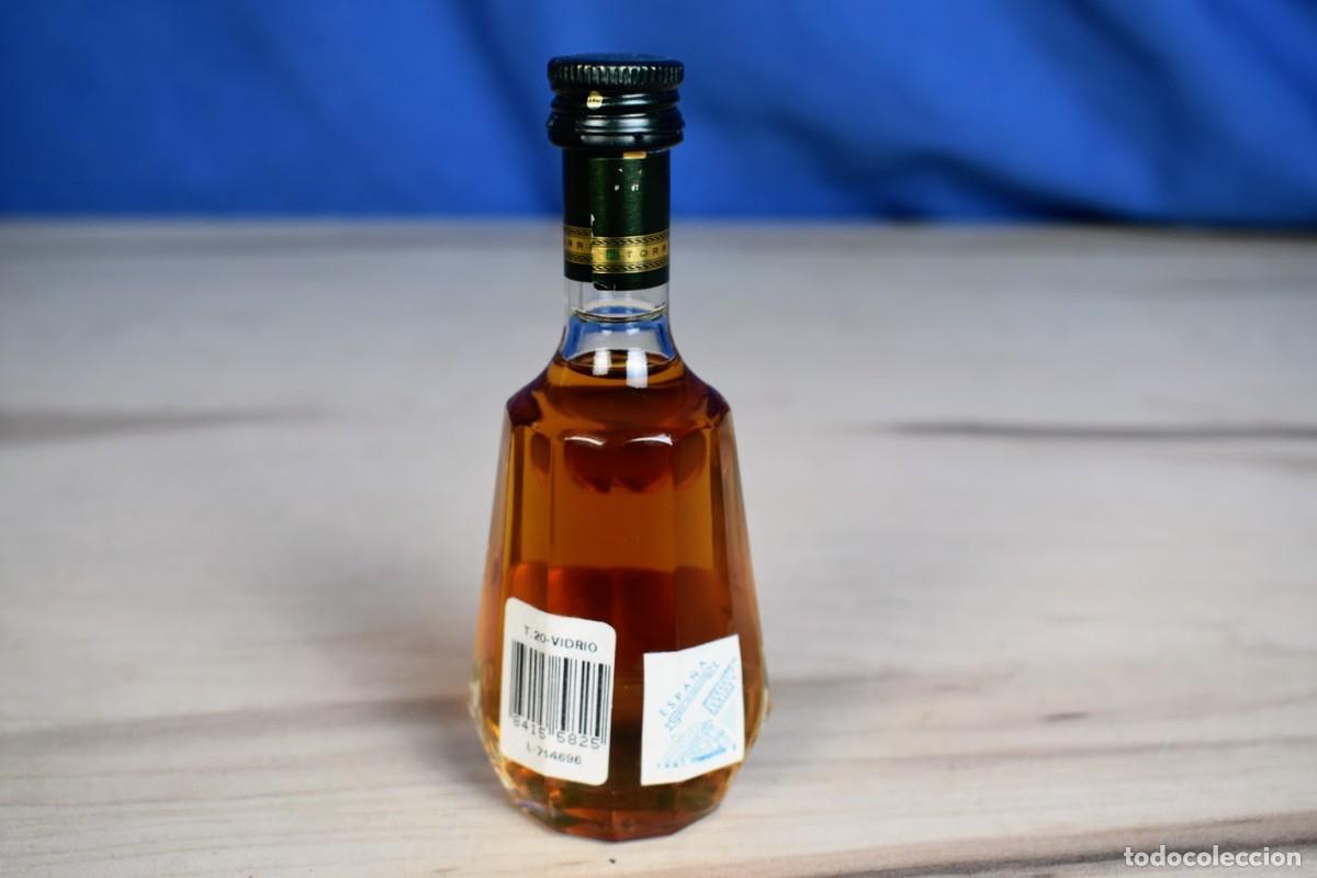 Coleccionismo de vinos y licores: Botellin Brandy Torres 20 Hors D&acute;Age - Foto 3