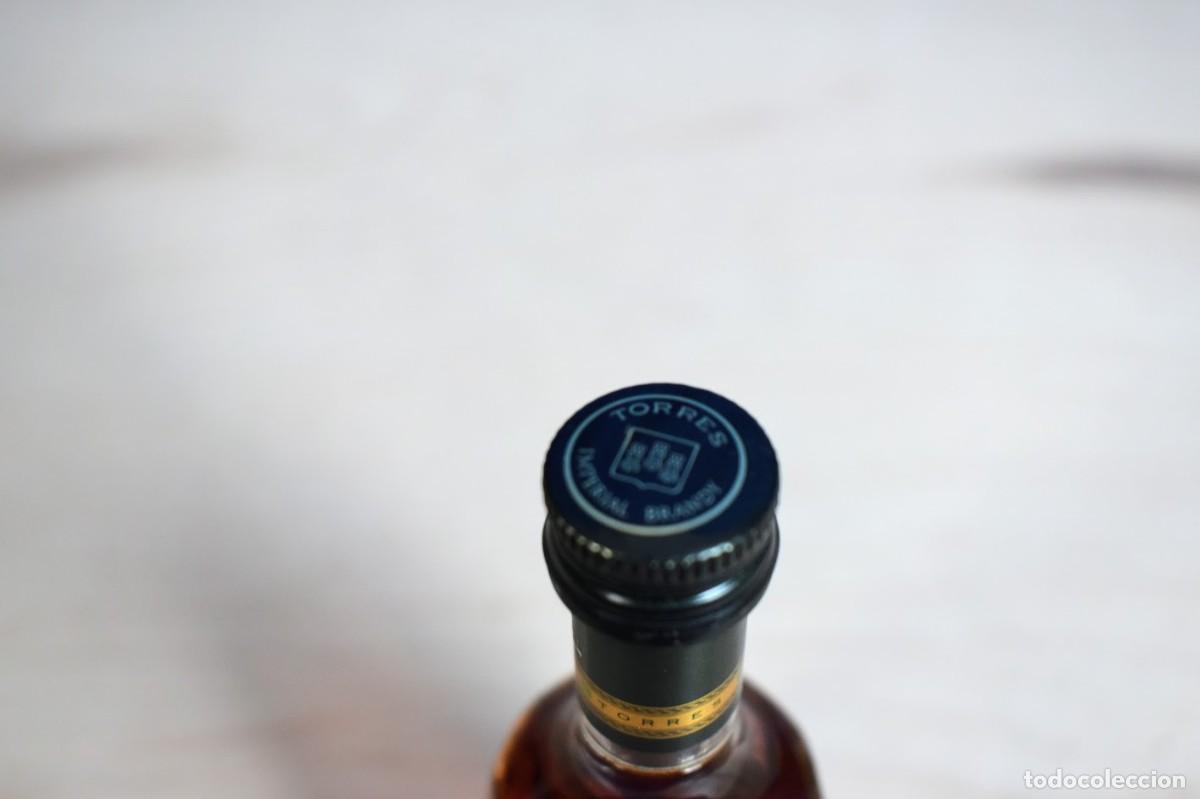 Coleccionismo de vinos y licores: Botellin Brandy Torres 20 Hors D&acute;Age - Foto 4