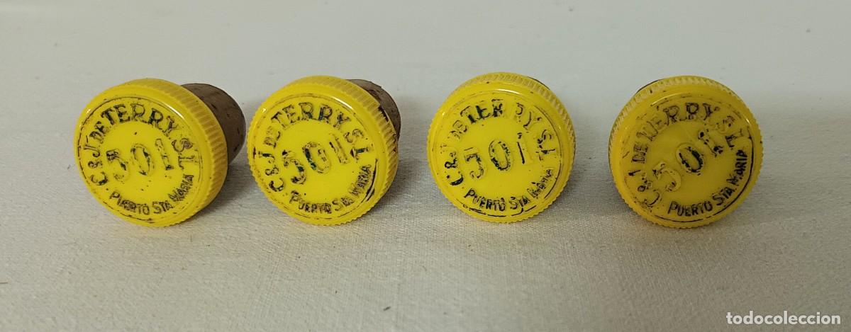 Coleccionismo de vinos y licores: LOTE CUATRO TAPONES AMARILLOS BRANDY 501 DE TERRY