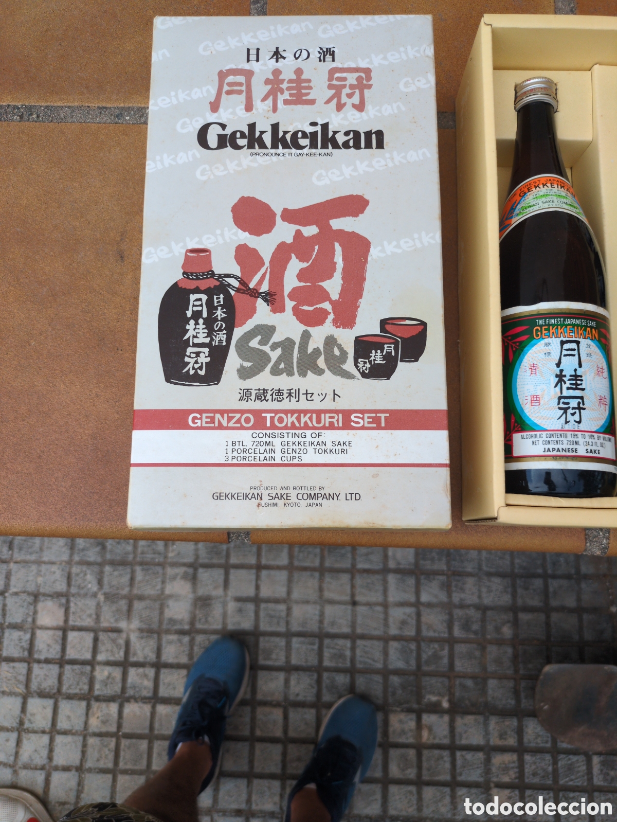 Coleccionismo de vinos y licores: Caja de sake con botella y vasos de servir - Foto 2