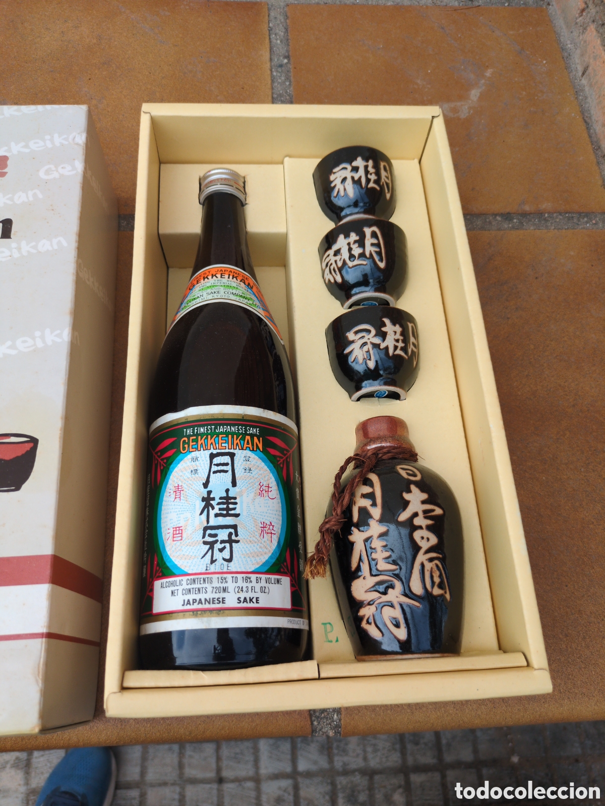 Coleccionismo de vinos y licores: Caja de sake con botella y vasos de servir