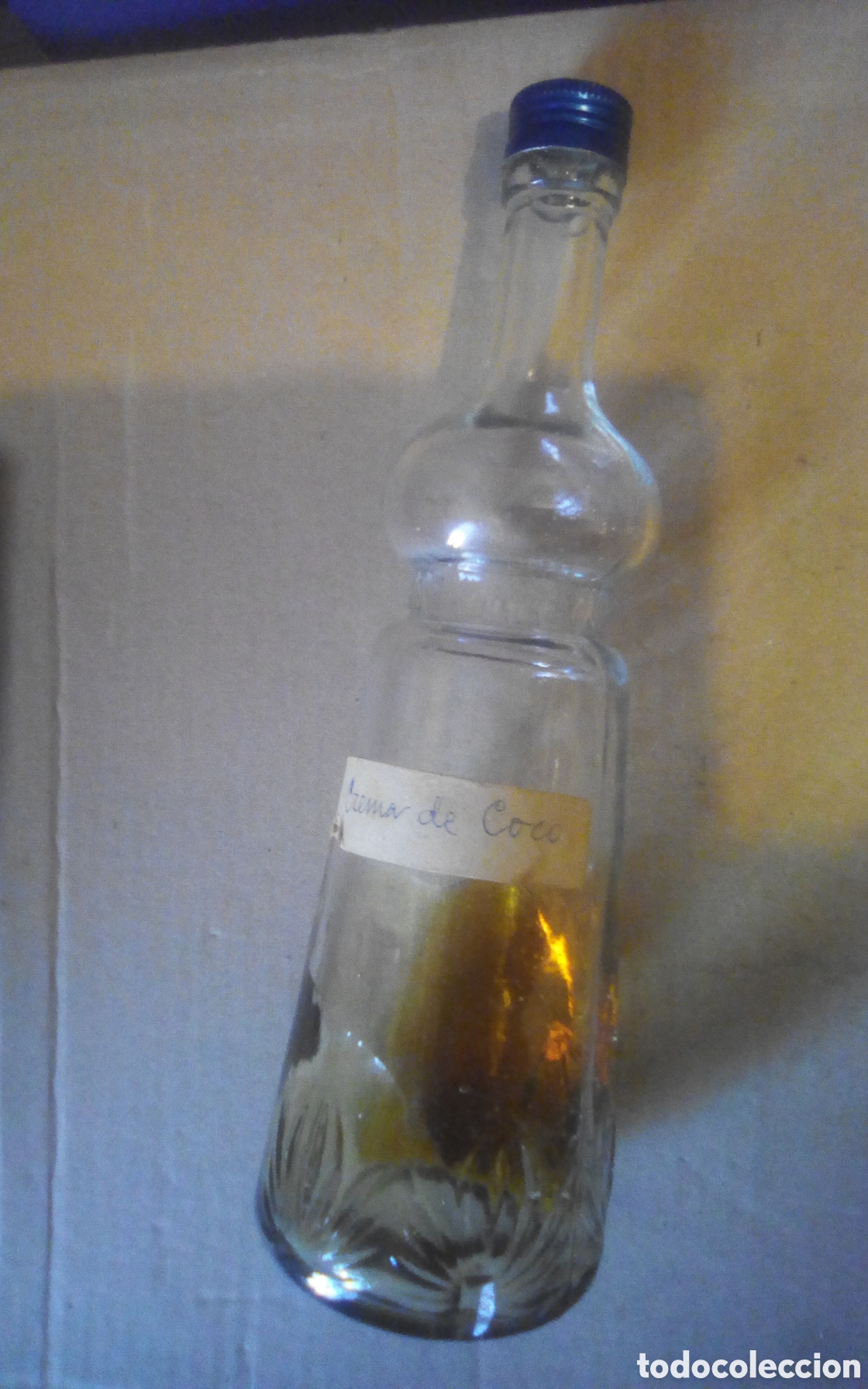 Coleccionismo de vinos y licores: Botella sin etiqueta, crema de coco. En relieve: Jarabes Sanz, Valencia. Fte. nacional 54. Mide 27 c