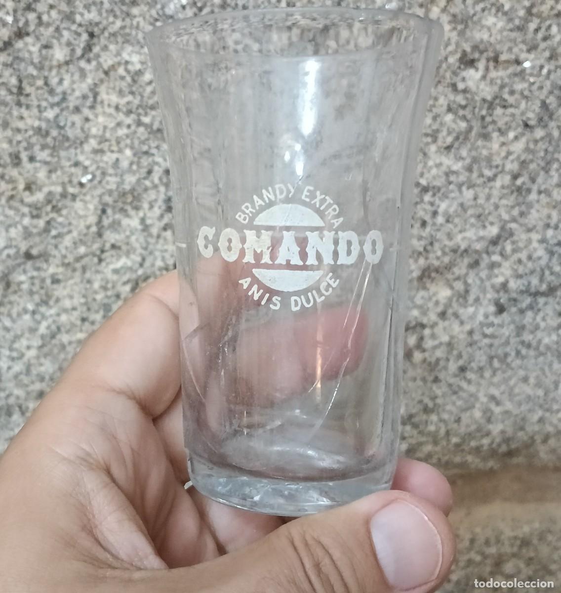 Coleccionismo de vinos y licores: Antiguo vaso de An&iacute;s dulce. Comando. Brandy Extra. &Uacute;nico en TC. Licores Oliver. Mallorca