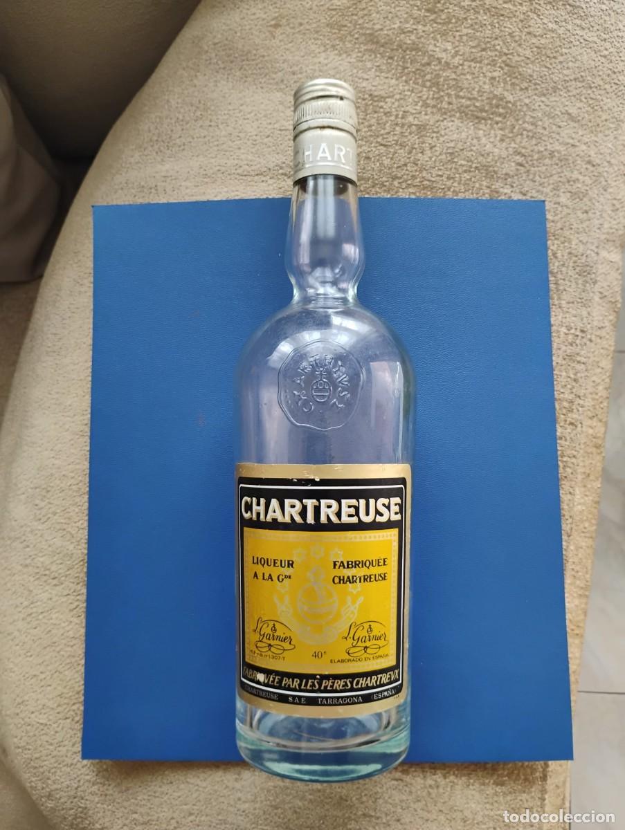 Coleccionismo de vinos y licores: ANTIGUA BOTELLA LICOR CHARTREUSE - ETIQUETA AMARILLA - 40&ordm; TARRAGONA - VACIA