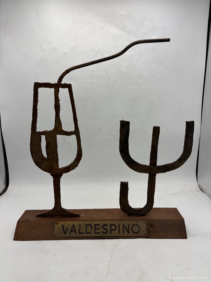 Coleccionismo de vinos y licores: ANTIGUA FIGURA PUBLICITARIA VALDESPINO. JEREZ. HIERRO Y MADERA. DECORACI&Oacute;N VINTAGE.