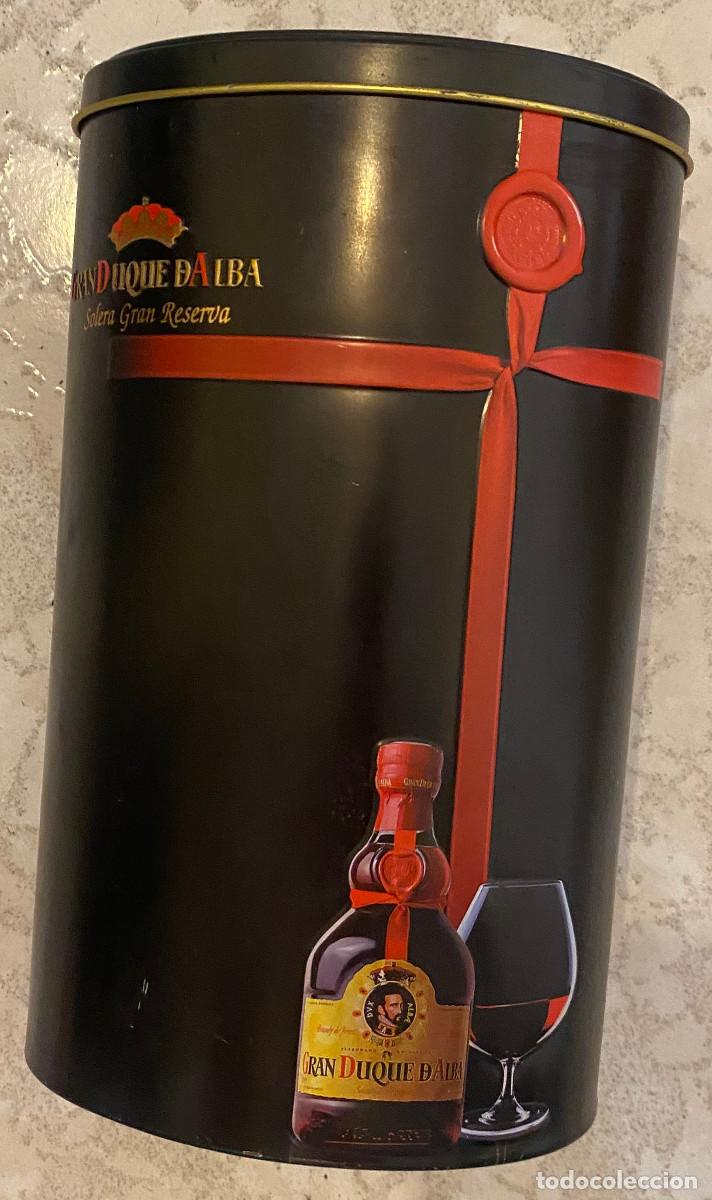 Coleccionismo de vinos y licores: Caja met&aacute;lica de brandy Gran Duque de Alba Solera Gran Reserva. 25 cm. de altura. Buen estado.