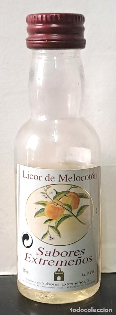 Coleccionismo de vinos y licores: BOTELLIN LICOR DE DEMELOCOTON. PRECINTADO, CON FALTA DE LIQUIDO. RF-6533