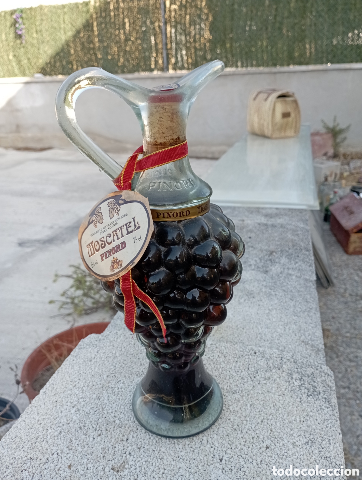 Coleccionismo de vinos y licores: Botella Moscatel en forma de racimo de uva de Pinord