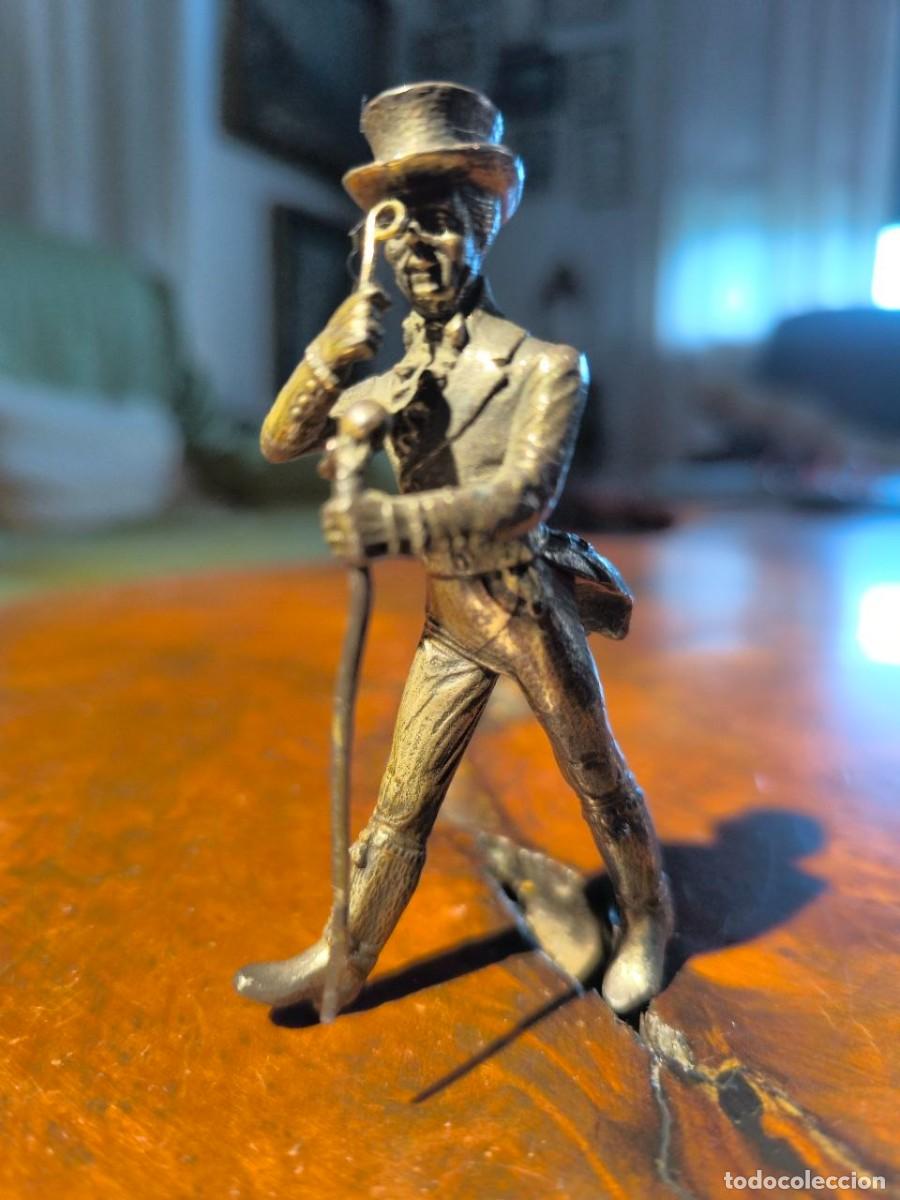 Coleccionismo de vinos y licores: FIGURA BRONCE PUBLICIDAD WHISKY DE JOHNNIE WALKER OBJETO DE COLECCION 10 CM