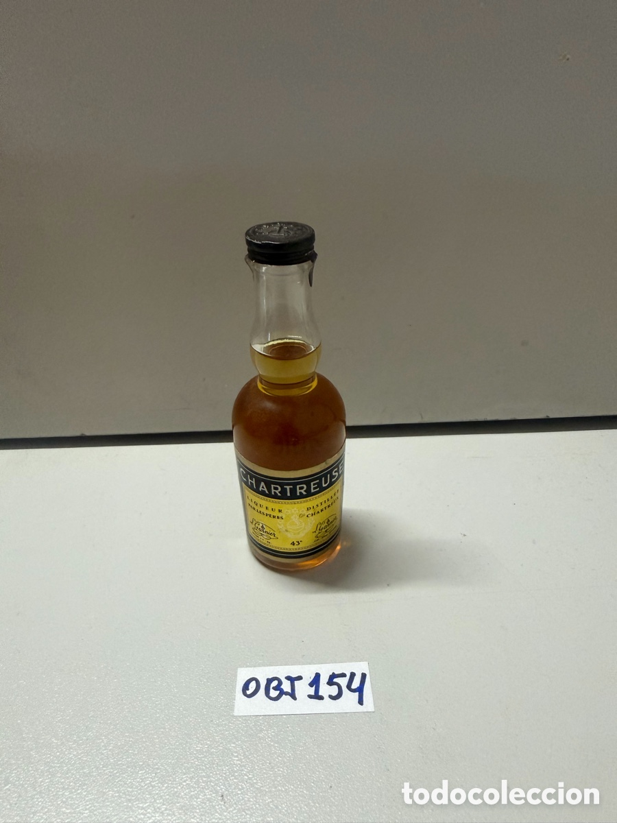Coleccionismo de vinos y licores: Antigua botella -miniatura de Chartreuse Amarillo