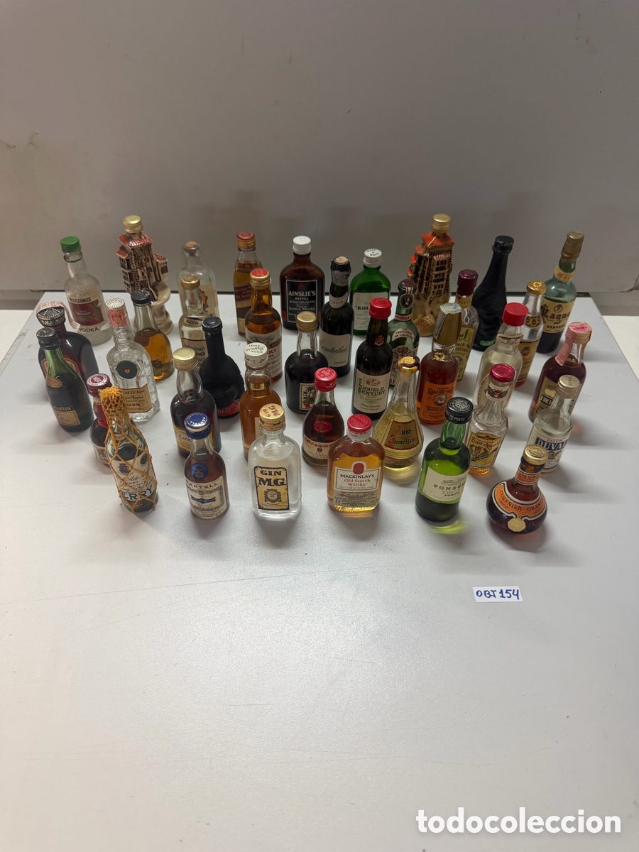 Coleccionismo de vinos y licores: colecci&oacute;n de botellitas en miniatura vintage