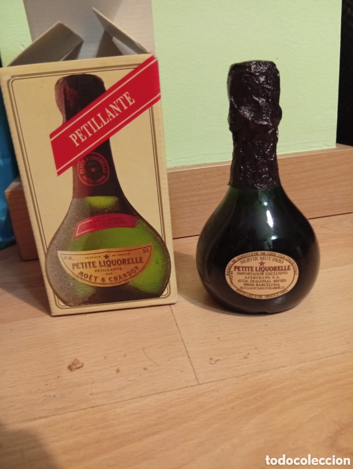 Coleccionismo de vinos y licores: Botella Petite Liquorelle P&eacute;tillante Mo&euml;t & Chandon (20 cl) con caja original. A&ntilde;os 80. Rara.