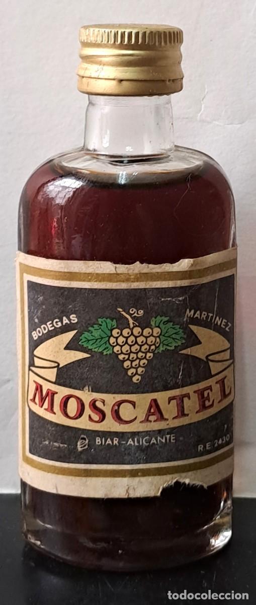 Coleccionismo de vinos y licores: BOTELLIN MOSCATEL BODEGAS MARTINEZ. PRECINTADO. RF-6579
