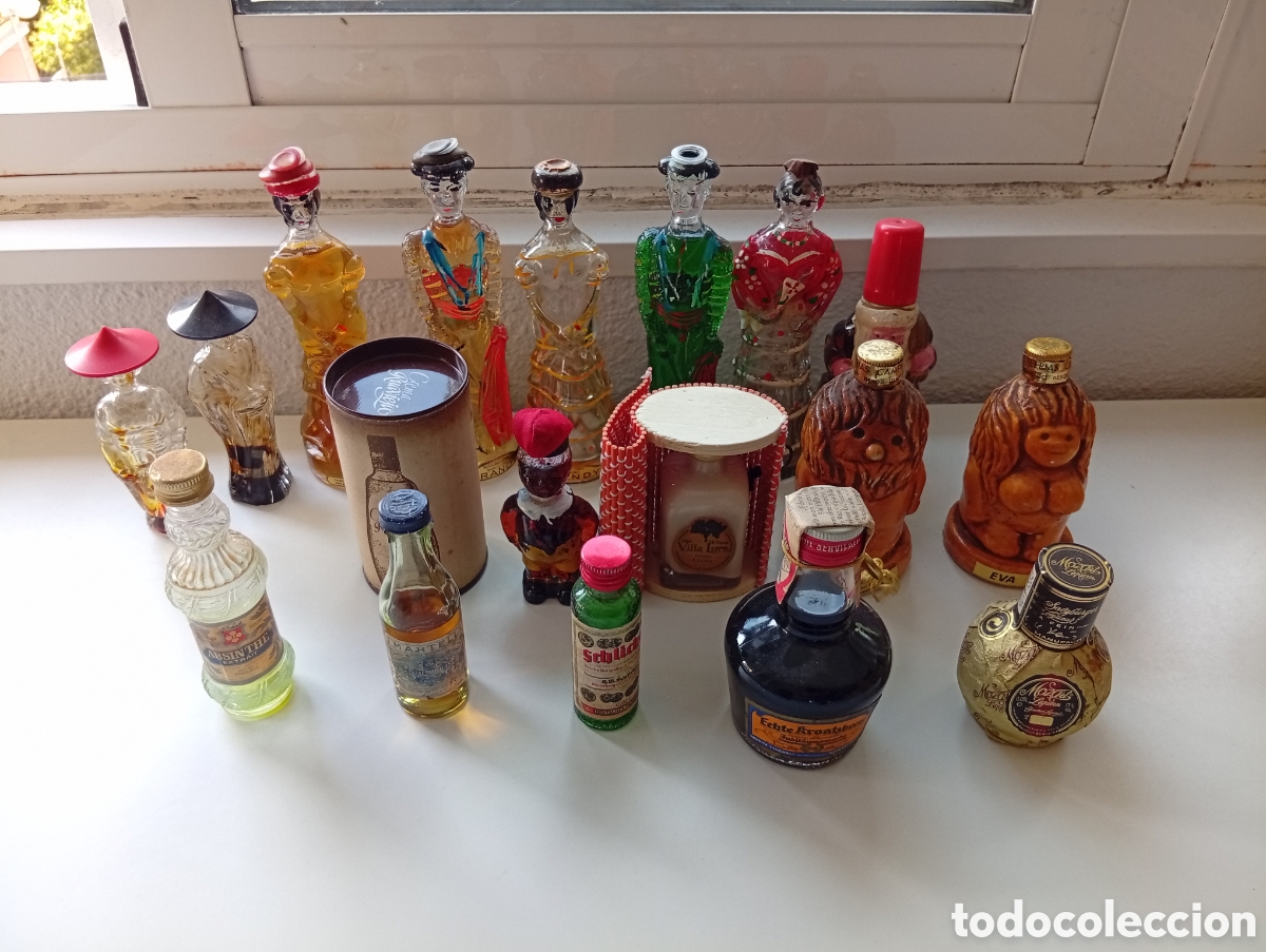 Coleccionismo de vinos y licores: Lote de botellas de diversos dise&ntilde;os y licores