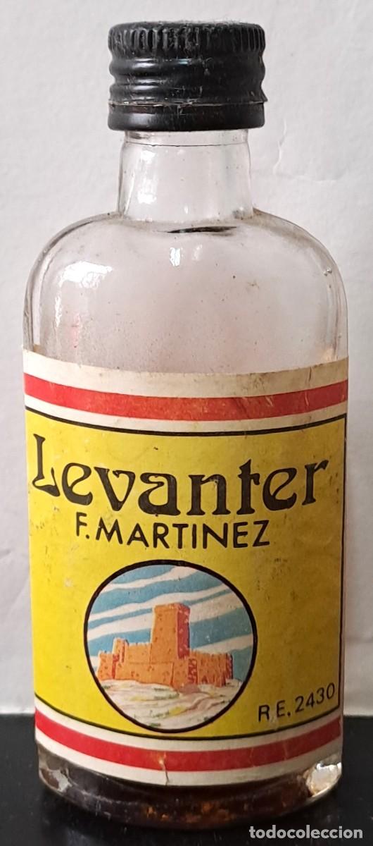Coleccionismo de vinos y licores: BOTELLIN LEVANTER F. MARTINEZ. PRECINTADO, LE FALTA LIQUIDO POR EVAPORACION. RF-6584