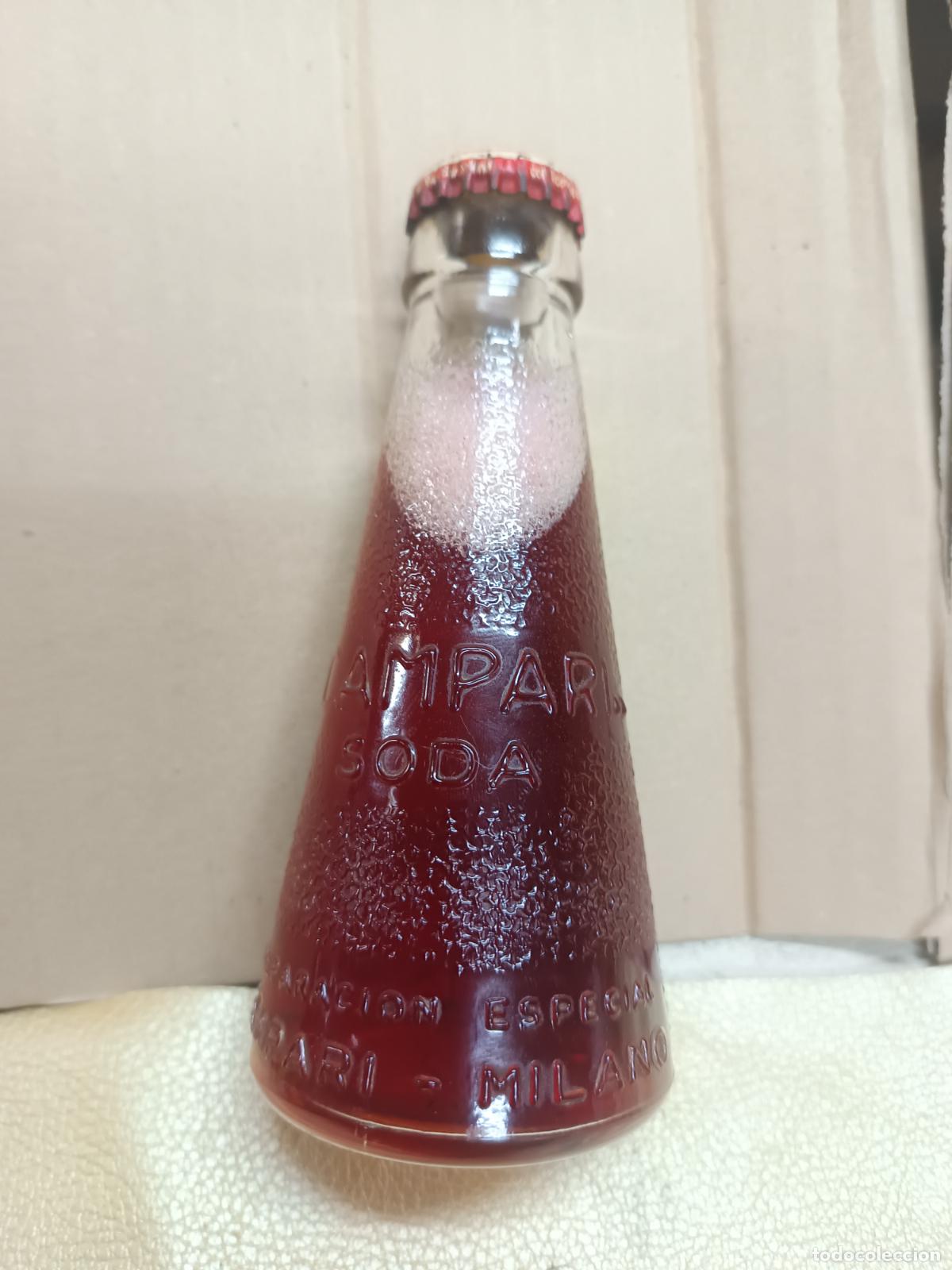Coleccionismo de vinos y licores: BOTELLA CAMPARI SODA LLENA CON TAP&Oacute;N CORONA EMBOTELLADA EN ESPA&Ntilde;A. MOLINS DE REY. BARCELONA