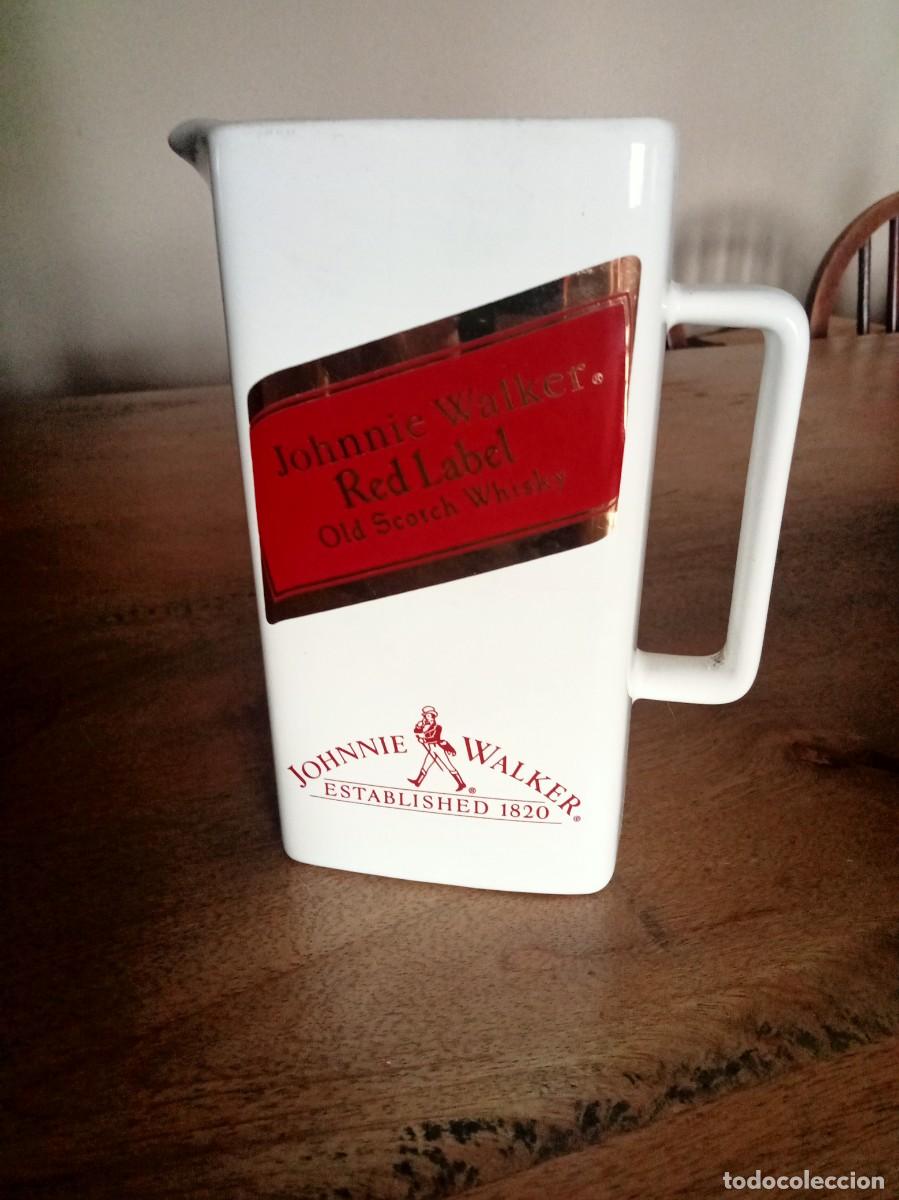 Coleccionismo de vinos y licores: JARRA DE PORCELANA WHISKY JOHNNIE WALKER MIDE 17 CM DE ALTA 9/9 EN LA BASE