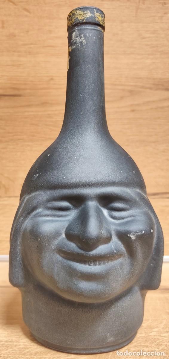 Coleccionismo de vinos y licores: BOTELLA VAC&Iacute;A DE PISCO DE DESTILERIAS NOGUERAS COMAS (BARCELONA) CON CABEZA IND&Iacute;GENA EN RELIEVE