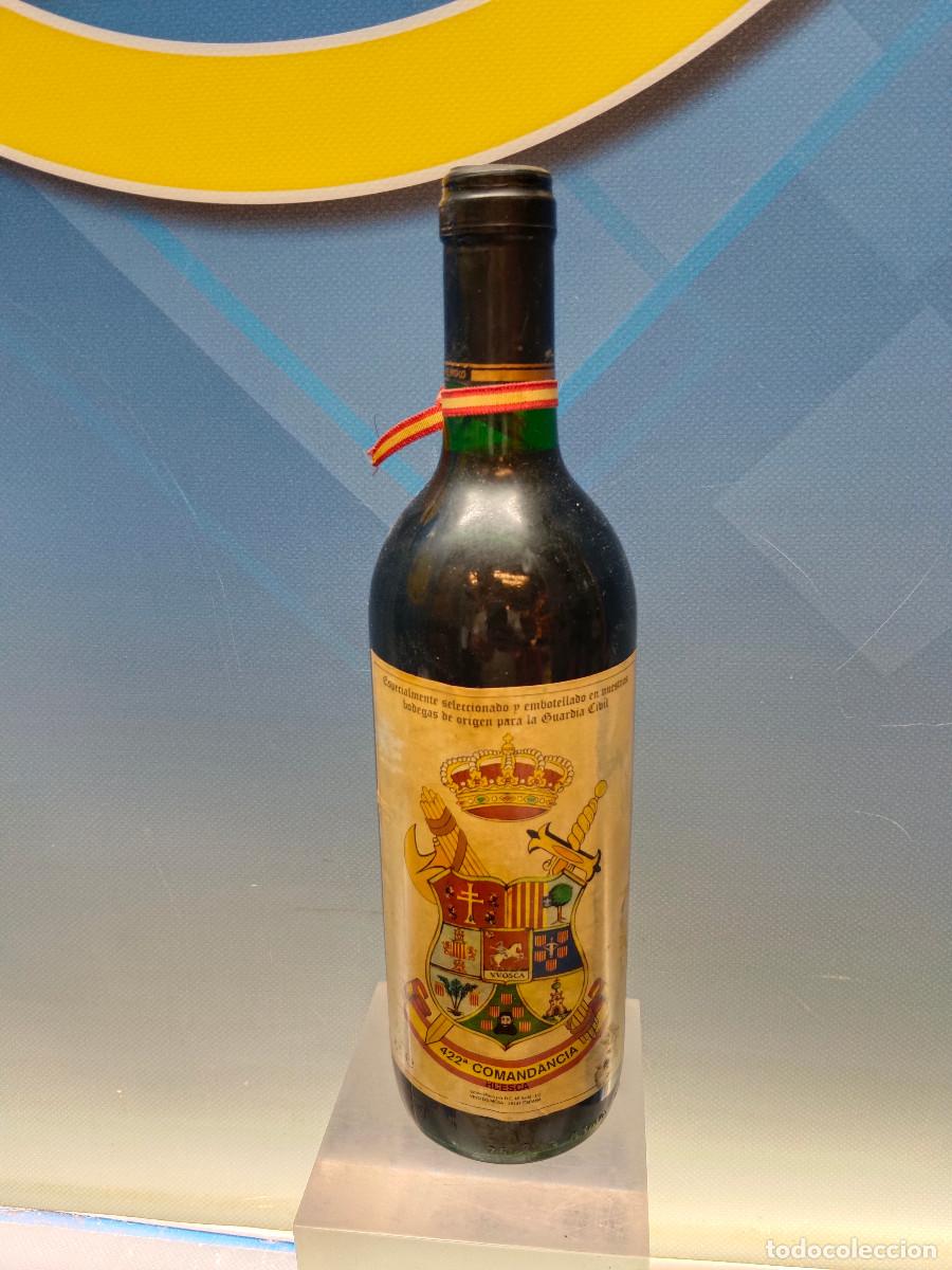 Coleccionismo de vinos y licores: botella llena, guardia civil, 422&ordf; comandancia