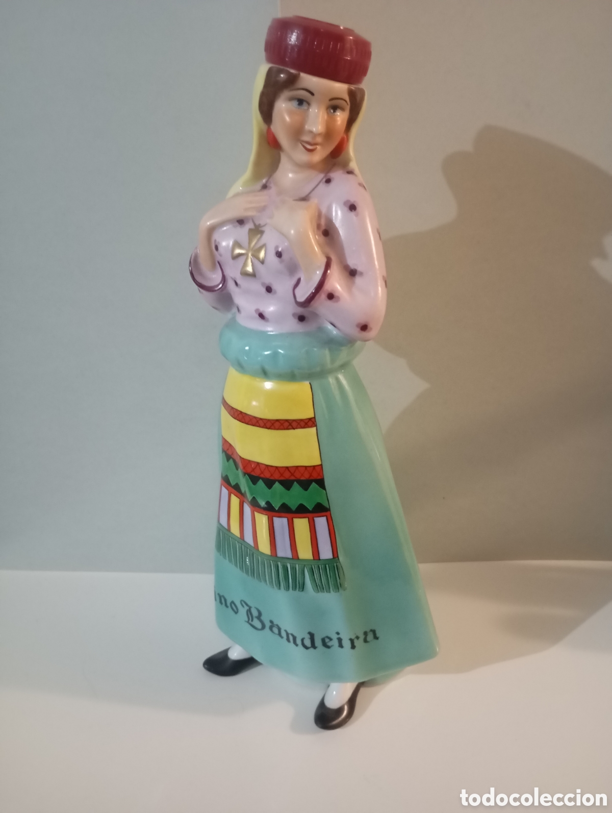Coleccionismo de vinos y licores: Porcelana Santa Clara Vigo Vino Bandeira Botella Vac&iacute;a Figura Traje Regional