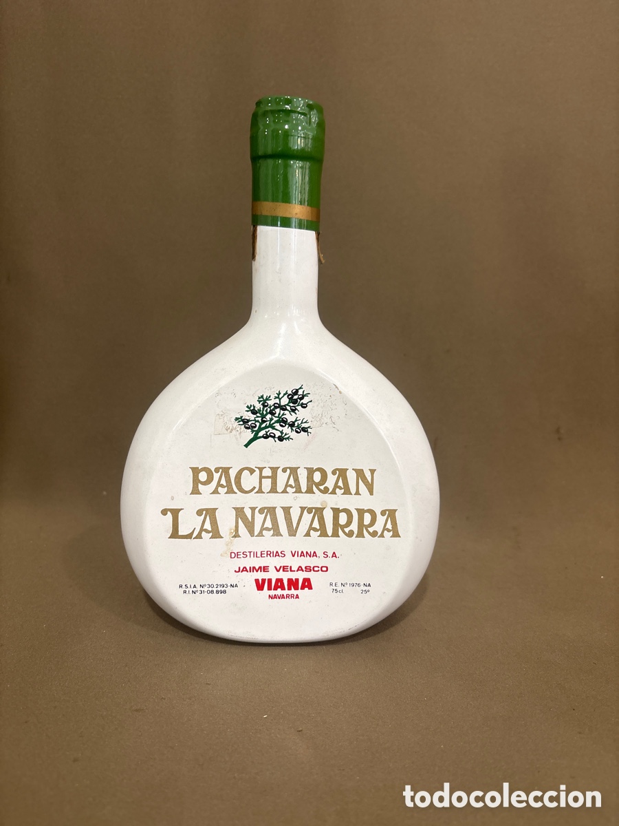 Coleccionismo de vinos y licores: ANTIGUA BOTELLA DE CERAMICA , PACHARAN LA NAVARRA - DESTILERIAS VIANA - NAVARRA - PRECINTADA