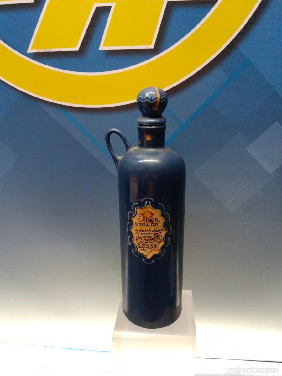 Coleccionismo de vinos y licores: Botella Rives Special Gin Azul 31cm