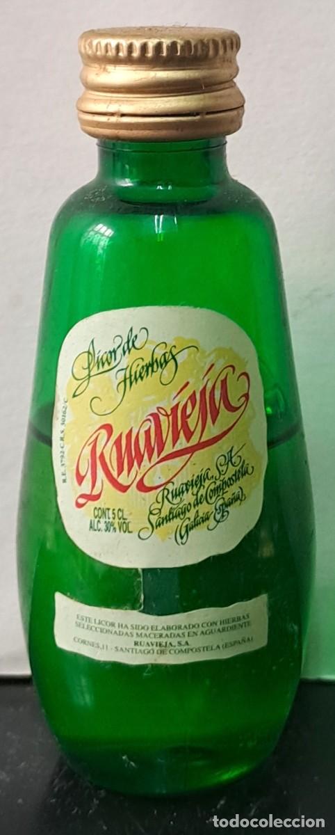 Coleccionismo de vinos y licores: BOTELLIN LICOR DE HIERBAS RUAVIEJA. PECINTADO, FALTO DE LIQUIDO POR EVAPORACION. RF-6627