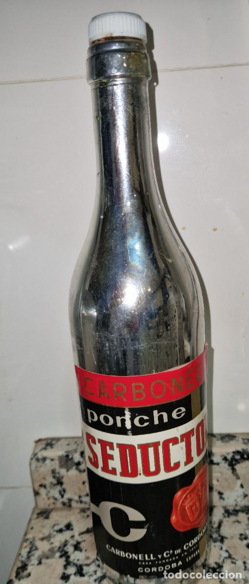 Coleccionismo de vinos y licores: botella Ponche seductor de aceites carbonell de c&oacute;rdoba