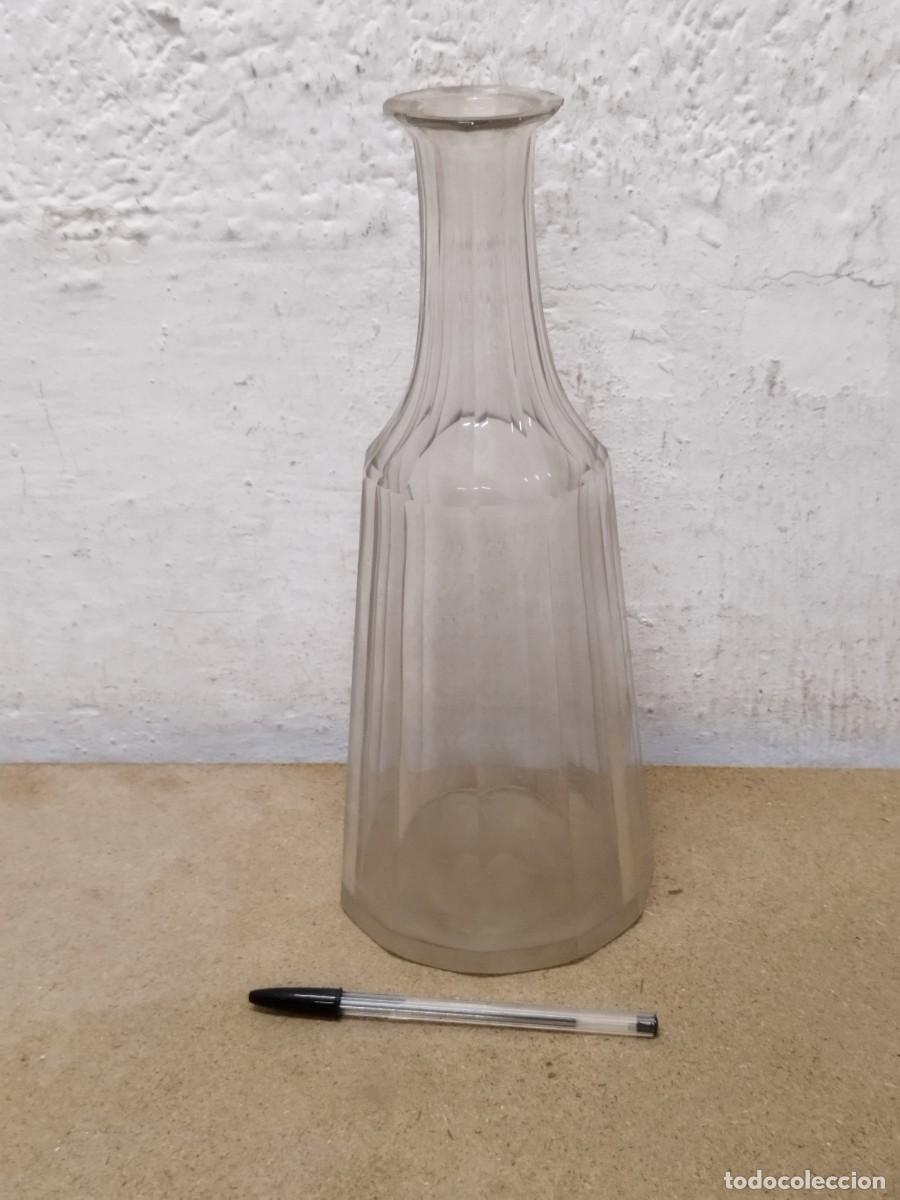 Coleccionismo de vinos y licores: Antigua licorera, botella de cristal o vidrio transparente. Sin tap&oacute;n y peque&ntilde;as faltas en la boca.