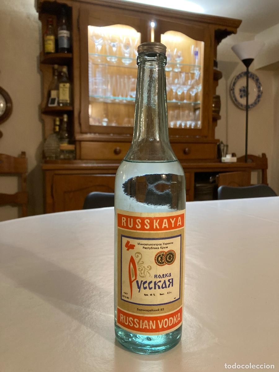 Coleccionismo de vinos y licores: ANTIGUA BOTELLA DE 0,5 L. DE VODKA RUSO RUSSKAYA SIN ABRIR. A&Ntilde;O 1967. MADE IN URSS. IMPECABLE.