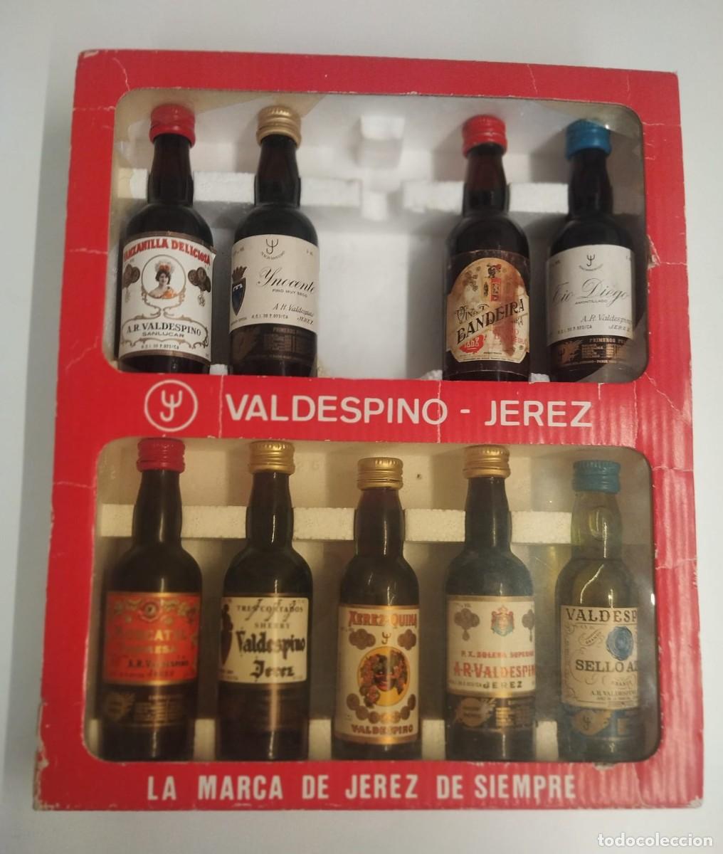 Coleccionismo de vinos y licores: Estuche vintage con selecci&oacute;n de botellines en miniatura de la emblem&aacute;tica bodega A.R. Valdespino (J
