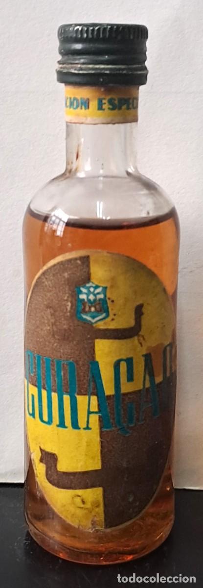 Coleccionismo de vinos y licores: BOTELLIN GURACAO. PRECINTADO,LE FALTA UN POCO DE LIQUIDO POR EVAPORACION. RF-6644