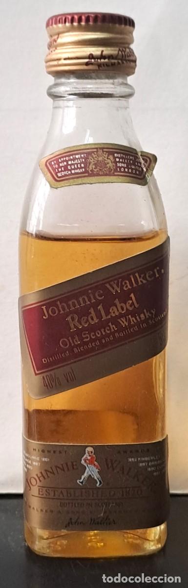Coleccionismo de vinos y licores: BOTELLIN SCOTH WHISKY, JOHNNIE WALKER. PRECINTADO, LE FALTA LIQUIDO POR EVAPORACION. RF-6647