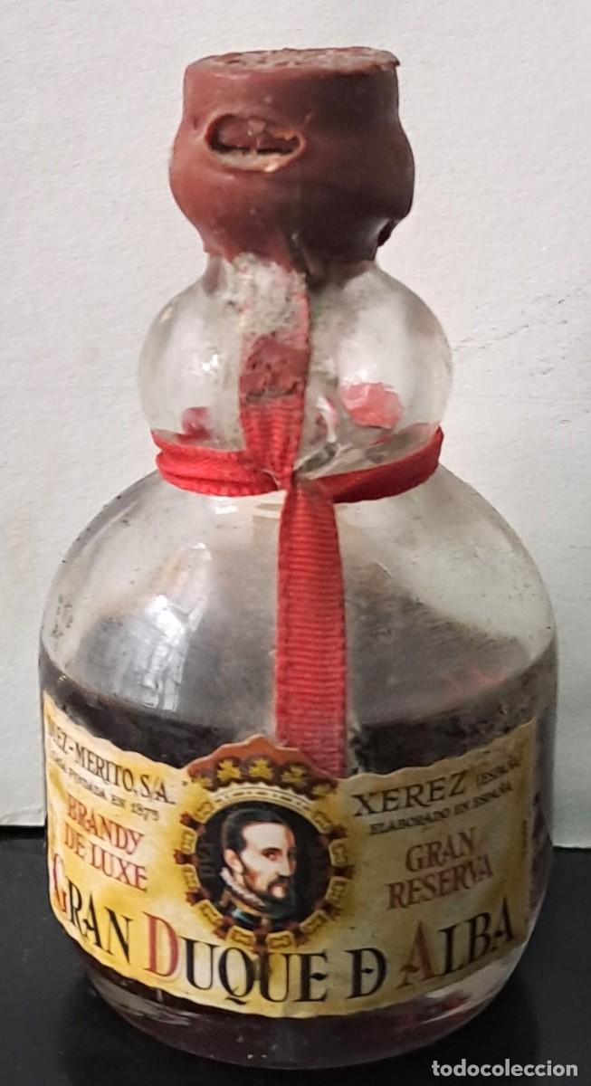Coleccionismo de vinos y licores: BOTELLIN BRANDY GRAN DUQUE D ALBA. PRECINTADO, FALTA LIQUIDO POR EVAPORACION. RF-6655