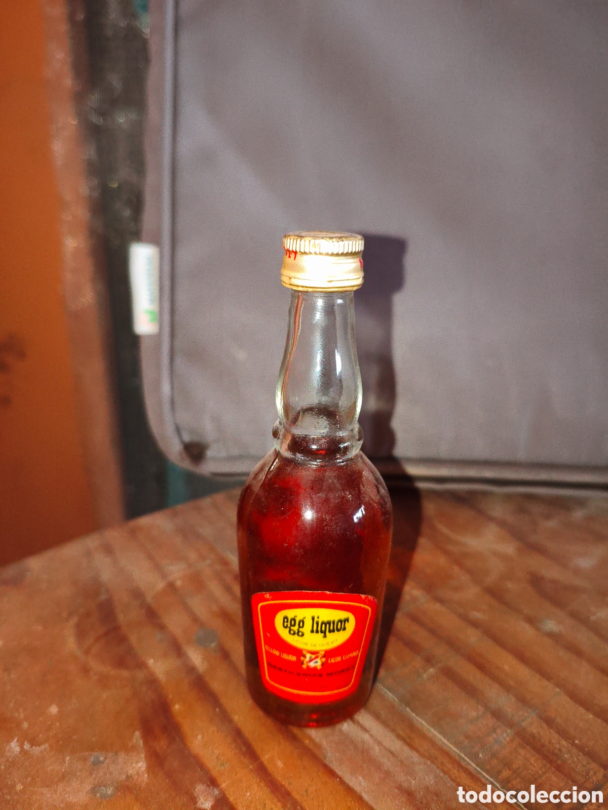 Coleccionismo de vinos y licores: Antiguo botellin de licor de huevo
